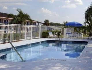 Howard Johnson By Wyndham Vero Beach / Downtown Exterior photo